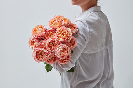 非常漂亮的粉红色玫瑰由个女人着的情人节给女孩最好的礼物带花的女孩图片