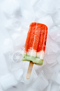 冷冻天然香草西瓜冰沙冰块上的棍子上冰棒的风景冰块上加香草冰沙自制冷健康甜点的风景图片