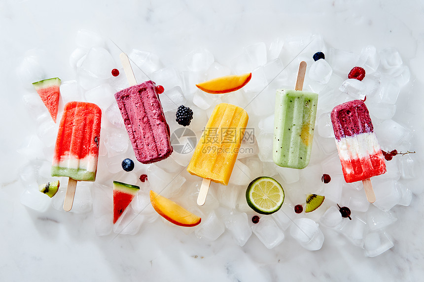 收集五颜六色美味的自制冰淇淋棒棒糖棍子上与多汁的浆果各种水果的冰块平躺同的冰淇淋棍子上图片