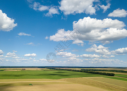 空中全景无人驾驶的农田与收获的联合蓝色的阳光天空,白云个夏天的天日落夏季景观与农业田,收获个背的蓝天白云图片