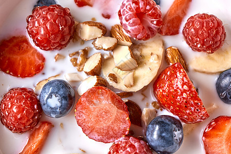 自制的麦片,草莓,杏仁,蓝莓,覆盆子,机牛奶准备的天然膳食早餐特写镜头的风景天然新鲜成分与健康早餐草莓,图片