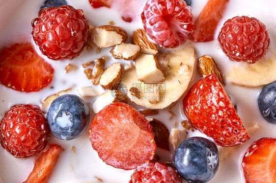 自制的麦片,草莓,杏仁,蓝莓,覆盆子,机牛奶准备的天然膳食早餐特写镜头的风景天然新鲜成分与健康早餐草莓,图片
