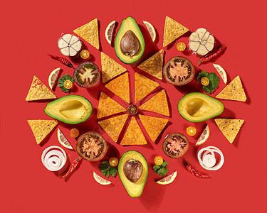 圆形传统墨西哥模式与玉米玉米片,新鲜的天然水果,蔬菜,香料,辣椒蔬菜原料鳄梨酱红色背景平躺墨西哥玉米玉米玉米片,鳄梨,图片