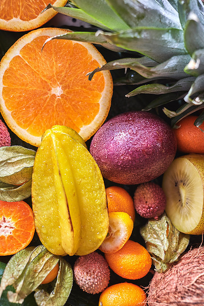 新鲜多汁的热带水果后备西番莲,杨桃,荔枝,金橘,橙色半片,绿叶上的剑麻特写镜头的风景健康饮食的天然图片