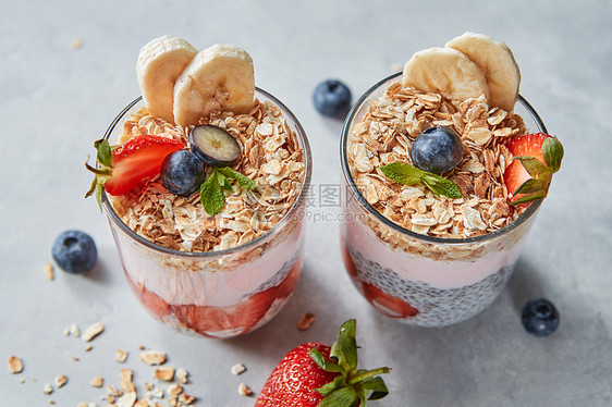 健康早餐的原料自制的麦片,半的草莓,辣椒种子,酸奶个灰色的混凝土背景上的眼镜健康节食食品的天然机成分的膳食天图片