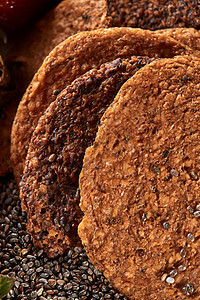 燕麦自制天然饼干与CHIA种子机成分的特写健康饮食的自制的天然饼干,由机成分与CHIA种子特写镜头图片