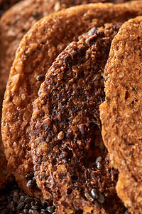 健康的天然自制饼干燕麦片与辣椒种子素食机背景特写自制燕麦片饼干与CHIA种子个健康的自然背景图片