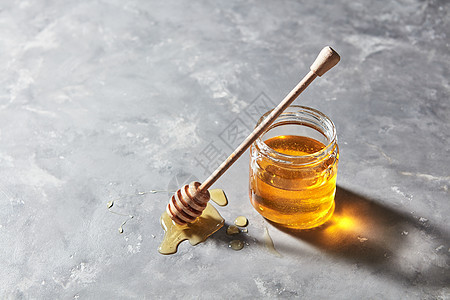甜花天然蜂蜜个罐子木勺糖浆个灰色大理石背景,犹太罗什哈沙纳假日芬芳的机新鲜蜂蜜木棒滴璃壶上图片