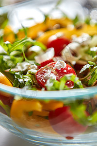 夏季维生素沙拉的阿鲁古拉,番茄,韭菜奶酪个璃碗观照片饮食健康食品刚准备好的奶酪蔬菜沙拉透明碗里的观照片图片
