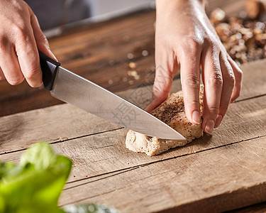 肉与香料切片手的厨师妇女木制厨房板步步地饭位女士的手张旧木桌上的木板上切肉步步的烹饪图片