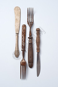金属旧刀叉子的成与木制手柄呈现灰色背景与的文字古董收藏平躺收集旧金属与木柄叉子刀灰色背景与图片