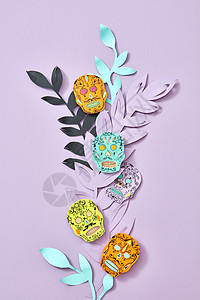 墨西哥卡拉卡假日的手工纸卡拉瓦拉斯属的图案紫色背景上的彩色叶子,文字布置万节平躺手工制作的多种颜色的纸图片