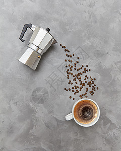咖啡豆倒入个瓶盖,饮料金属咖啡机灰色背景与早餐的平躺意大利咖啡机新鲜咖啡豆,以饮料流的形式灰色图片