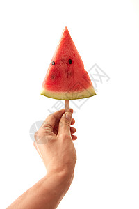 种三角形的西瓜片,放棍子上,用白色背景上握住只雄的手浆果冰淇淋的个男人的手着块多汁的西瓜棒棒图片