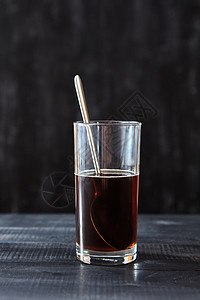浓咖啡透明璃上,勺子深色的木制背景上,文字透明璃上咖啡,勺子黑色木制背景上图片