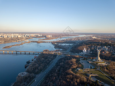 无人机德尼珀河的空中景观与现代建筑,祖国纪念碑,帕托纳桥,达尼茨基雾,南桥基辅,乌克兰美丽的城市景观左边,右岸的德尼珀图片