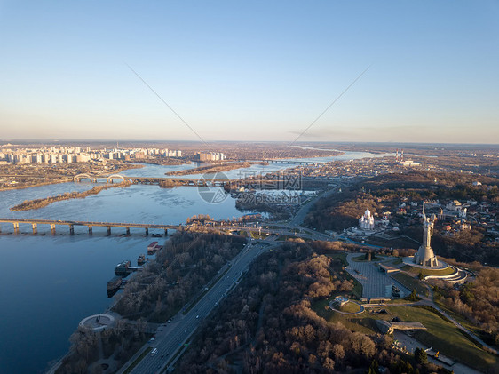 无人机德尼珀河的空中景观与现代建筑,祖国纪念碑,帕托纳桥,达尼茨基雾,南桥基辅,乌克兰美丽的城市景观左边,右岸的德尼珀图片