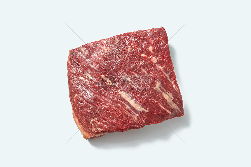 天然新鲜机牛肉烹饪与阴影白色背景,地点为文字顶部视图新鲜机生肉,用于烘焙,阴影白色背景上,平躺图片