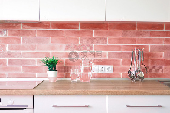 厨房立与内置厨房电器现代风格材料瓷砖2019的趋势颜色活珊瑚潘通现代厨房家里与厨具花盆顶部墙砖2019的图片