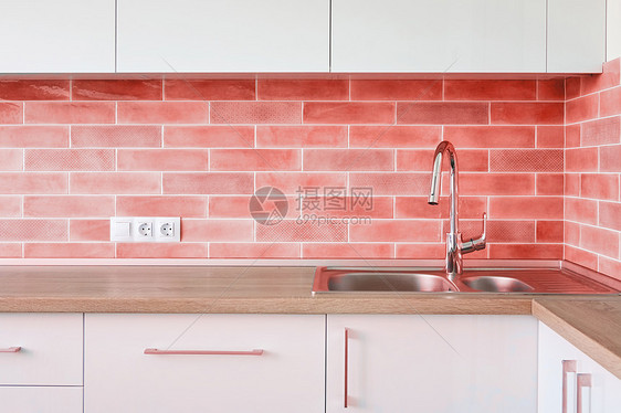 干净的室内现代厨房与内置厨房电器的趋势颜色2019生活珊瑚潘通内部角落的现代厨房与钢水槽墙砖的趋势颜色2019生活珊图片