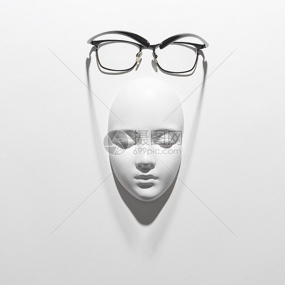 黑色框架的时尚眼镜白色背景上的石膏雕塑上阅读日常生活,柔的长阴影,放置文字平躺石膏罩,优雅的眼镜,白色图片