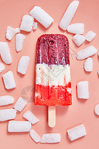 水果自制彩色冰淇淋根棍子上,2019活珊瑚潘通的彩色背景上涂上冷冰冷的甜点的风景五彩浆果冰淇淋根棍子图片