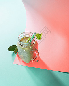 天然成分的健康冰沙蔬菜璃罐上的双酮背景的颜色2019活珊瑚潘通素食健康饮食的新鲜多汁的排自制冰沙璃梅森图片