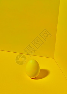 黄色鸡蛋明亮的黄色背景上,阴影文字创造的复活节布局黄色背景上的彩色亮黄色鸡蛋,阴影反射复活图片