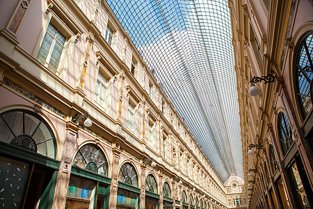 布鲁塞尔购物中心的内部比利时布鲁塞尔的购物商场图片