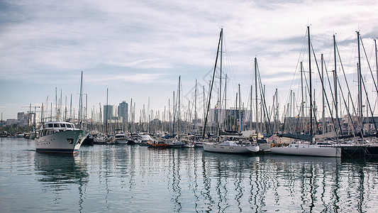 游艇巴塞罗那港,帆船港,许多美丽的停泊帆船海港,现代水运西牙巴塞罗那港的游艇图片