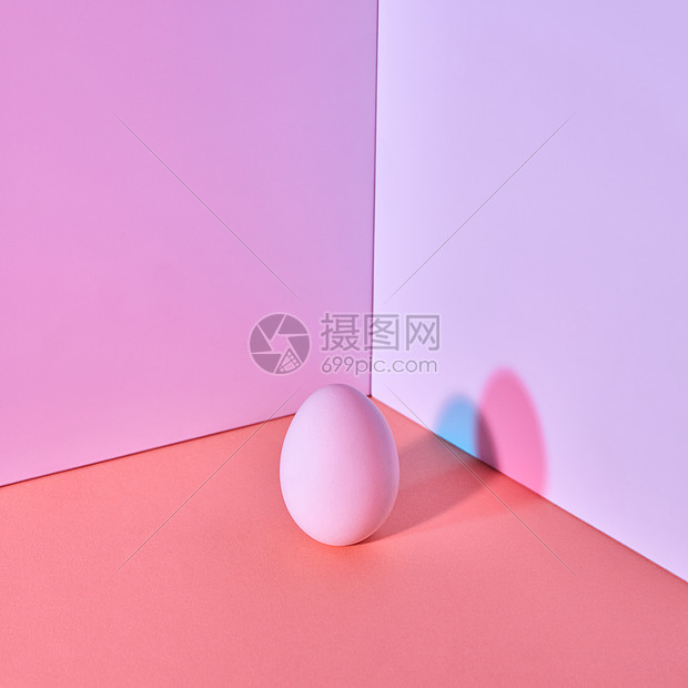 紫色彩蛋珊瑚紫紫背景上 反射五彩阴影 文字美丽的复活节构图复活节彩蛋个多色的紫丁香珊瑚紫色的背景上 反射蓝色 高清图片下载 正版图片 摄图网