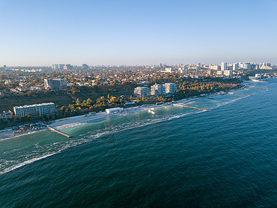 风景如画的海景与乌克兰奥德萨市的海岸线城市景观与现代建筑,沙滩碧水清晰地平线的天际线无人机的鸟瞰图文本的地方图片