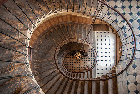法国巴黎20068月5日维维安尼画廊螺旋楼梯建筑元素的顶部视图巴黎,法国20068月5日美丽的老式高螺旋楼梯维图片