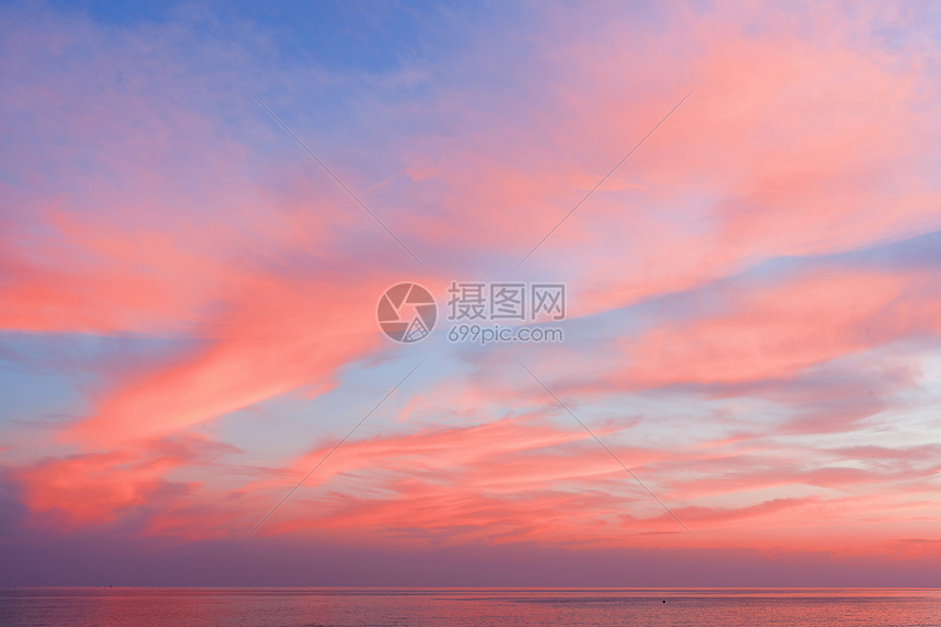 日落时的蓝天,带着彩色的云,生活海洋周围的珊瑚自然美丽的背景夕阳下,大海的背景下,看蓝色的粉红色的天空云彩图片
