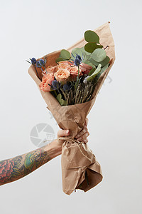玫瑰花送给谁漂亮的花住珊瑚玫瑰比利时祝贺花女孩的手与纹身,母亲节明信片女手灰色背景上展示玫瑰花送给母亲女背景