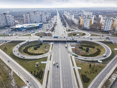 现代城市与道路的形式,道路交界处的奥德萨广场周围背景多云的天空秋日无人机的鸟瞰图基辅,乌克兰无人机奥德萨广场的道背景图片