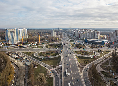 鸟瞰无人机奥德萨广场与高速公路的形式,与的汽车个现代城市与多云的天空秋日基辅,乌克兰现代城市,奥德萨广场道图片