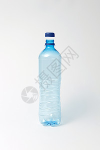 空透明塑料瓶,蓝色帽子浅灰色背景上,模拟蓝色透明瓶,用于轻背景上的水嘲笑图片