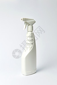 塑料空白白瓶液体浅灰色背景,模拟文字的位置浅色背景上喷洒塑料洗涤剂瓶,模拟图片