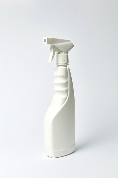 塑料空白白瓶液体浅灰色背景,模拟文字的位置浅色背景上喷洒塑料洗涤剂瓶,模拟图片
