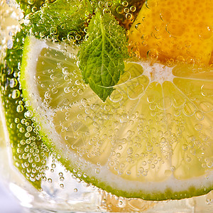 薄荷的绿叶,柠檬石灰,透明的璃中气泡夏季寒冷莫吉托的观照片新鲜的青柠檬片黄色柠檬片薄荷叶片的观照片,璃图片