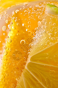 多汁的成熟柠檬片,杯水中气泡清爽柠檬水的观照片黄色柠檬片的观照片图片