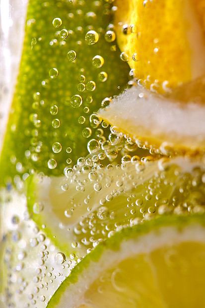 自制清爽饮料,由柠檬石灰片与气泡夏季健康柠檬水的观照片刚柠檬水的照片,杯子里石灰柠檬气泡夏天清爽的饮料图片