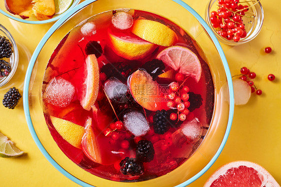 喝同的浆果水果与冰块个璃水壶呈现背景的风景顶部的璃罐与自制水果浆果饮料与冰块黄色背景图片