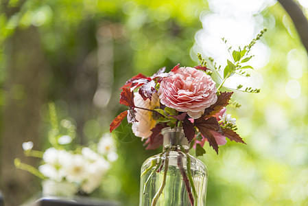桌子上的花与自然的阳光,复古的色调图片