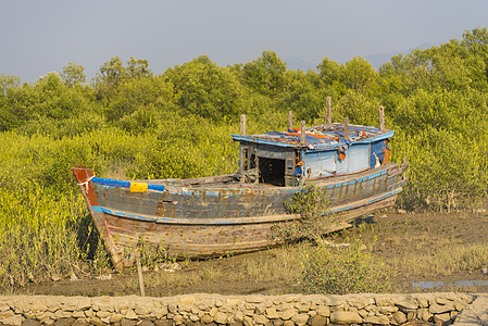 暴风雨后,这艘船海滩上搁浅了,缅甸背景图片