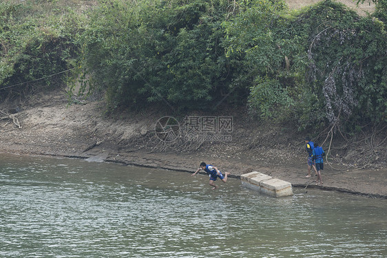 泰国Kanchanaburi省1月30日人们葵河游泳拍摄于赛岳瀑布泰国的Kanchanaburi20161图片