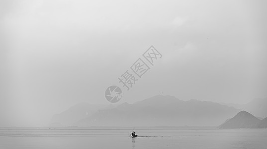 独自人的照片,海上的单船很少图片