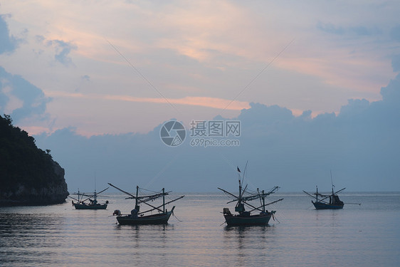 缅甸曼德勒世界最长的木桥日出时乌宾桥上的木船图片