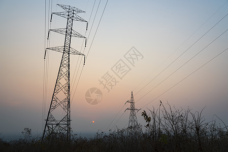 日落时的输电塔图片